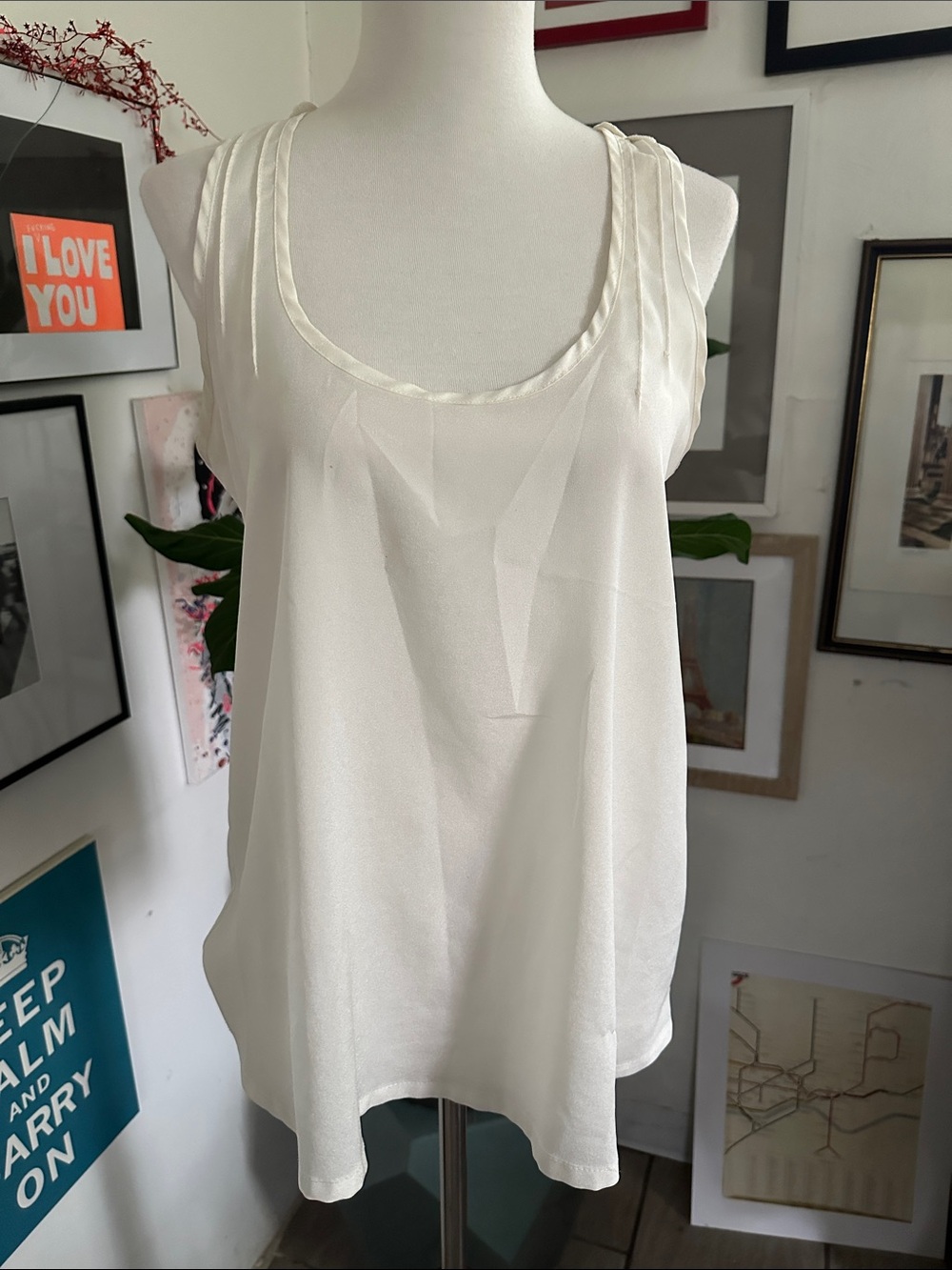 Prevett Women’s Cream Sleeveless Scoop Neck Top S/M